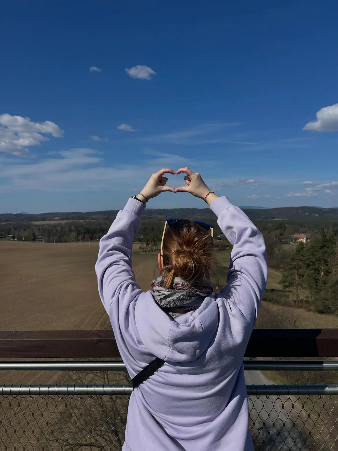 Výhled z vyhlídkové plošiny na pole a lesy